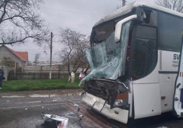 
На трассе Одесса &ndash; Рени пассажирские автобусы столкнулись с грузовиком: есть пострадавшие
