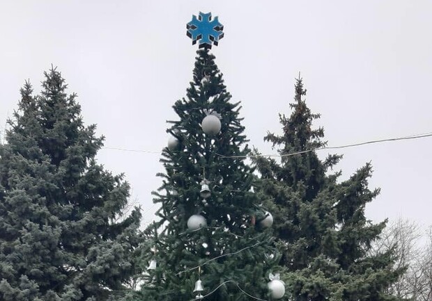 
На поселке Котовского установили Новогоднюю елку на аккумуляторах
