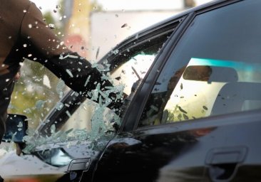 Пьяный одессит крушил стекла в припаркованных авто: смотри видео