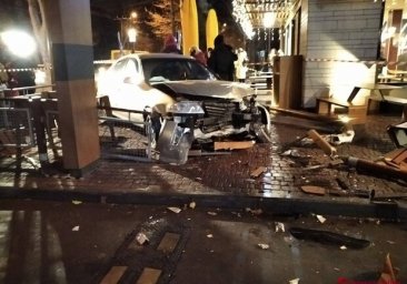 На проспекте Шевченко авто влетело в McDonalds: есть пострадавшие