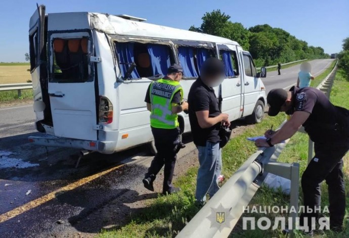 
В Одесской области перевернулась маршрутка с людьми, есть пострадавшие
