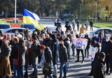 В Одессе митингуют предприниматели: они против "карантина выходного дня"