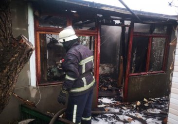В Одессе загорелись жилой дом и автомобиль: смотри видео