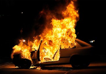 В Одессе машина врезалась в столб и загорелась: как спаслись водитель и пассажир
