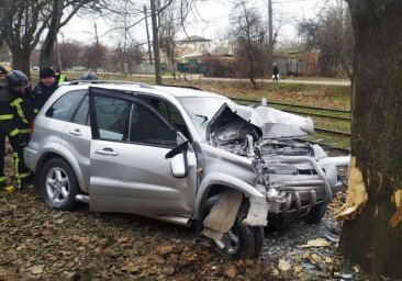 Смертельное ДТП: на поселке Котовского автомобиль врезался в дерево