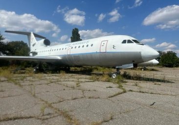 
В Одессе за долги продают самолет, который не может летать

