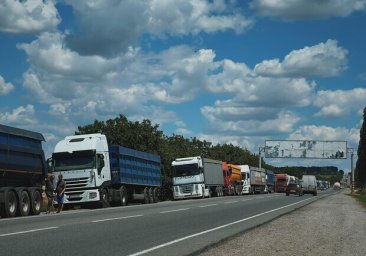 
В Одесской области ограничили движение большегрузов на всех автомобильных дорогах
