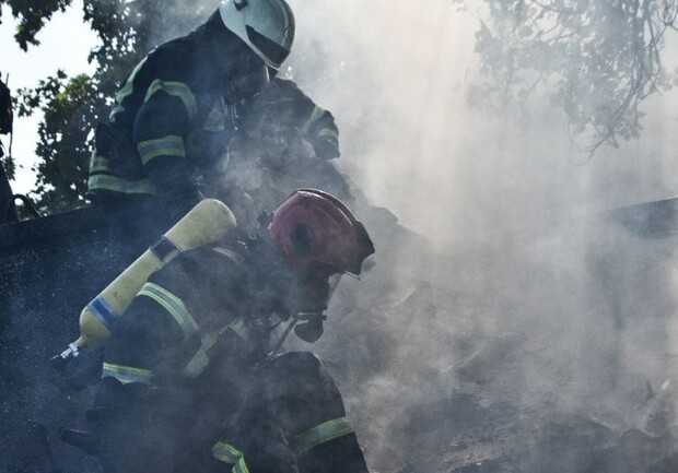 
Подрывали боеприпасы и тушили пожар на рынке: как прошли сутки у одесских спасателей
