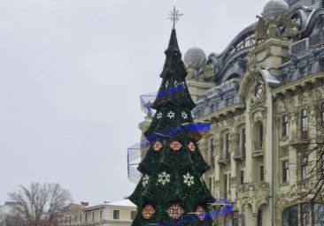 
Конец праздника: c Дерибасовской убирают новогоднюю елку
