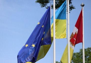 Юные "политики": напротив мэрии Одессы растоптали флаг Евросоюза
