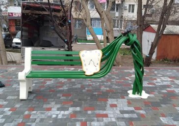 В стиле работ Сальвадора Дали: под Одессой установили необычную скамейку