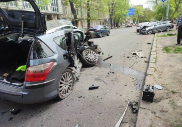 
Серьезное ДТП на Колонтаевской: пострадали три человека
