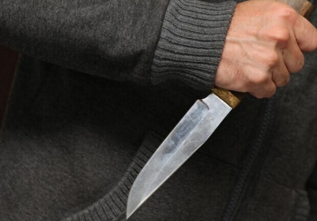 В Одессе мужчина напал с ножами на жену и детей