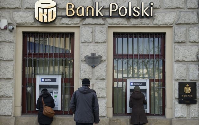 
Без комиссий и оплаты. Польские банки продлили льготные условия для украинцев
