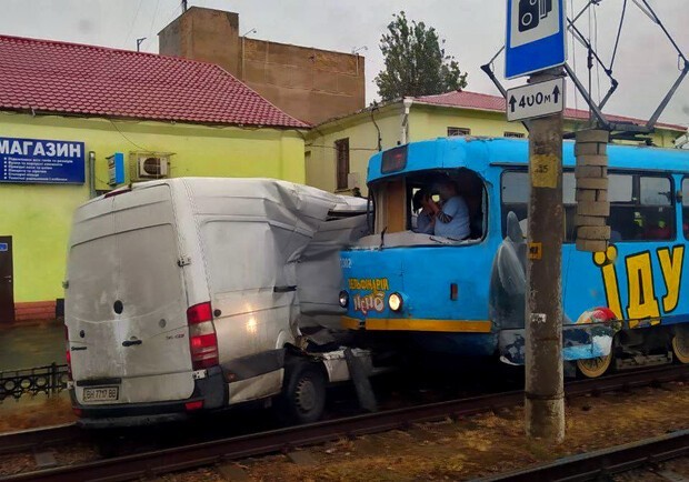 
В Одессе трамвай врезался в микроавтобус: два маршрута заблокированы
