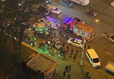 В Одессе автомобиль снес людей на автобусной остановке: четыре человека в больнице