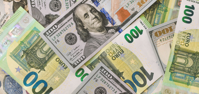 
ПриватБанк резко повысил курс доллара и евро карточкам: сколько стоит валюта
