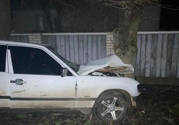 В Одесской области машина влетела в дерево: водитель погиб, а торе человек в больнице