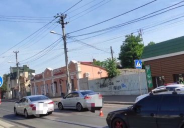
В Одессе автомобили сбили двух пешеходов
