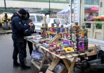 Смотри внимательно: пожарные нашли на одесском рынке просроченную пиротехнику