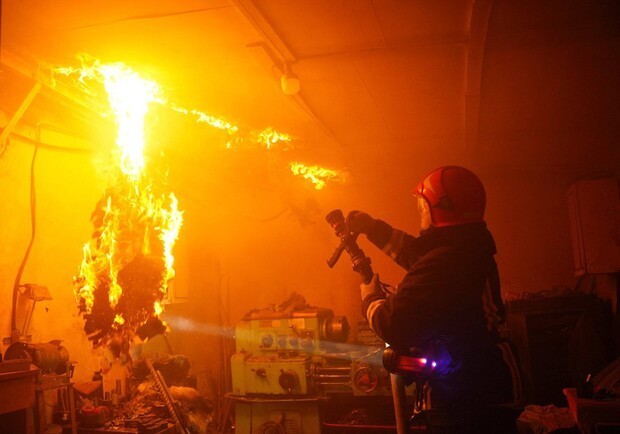 
В Одессе горел завод (ФОТО, ВИДЕО)
