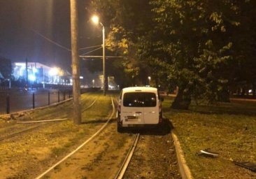 В Одессе машина снесла дорожный знак, а в области произошло ДТП с мопедом: есть пострадавшие