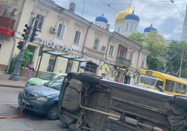 
В центре Одессы из-за тройного ДТП перевернулась машина
