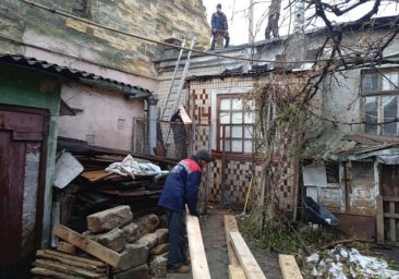 Во время непогоды в Одессе фронтон двухэтажного дома упал на другой дом: здания уже ремонтируют