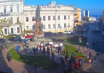 Требуют сноса: у памятника Екатерине II в Одессе собрались десятки людей