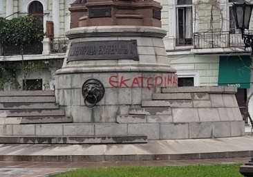 В Одессе неизвестные разрисовали памятник Екатерине II (фотофакт)