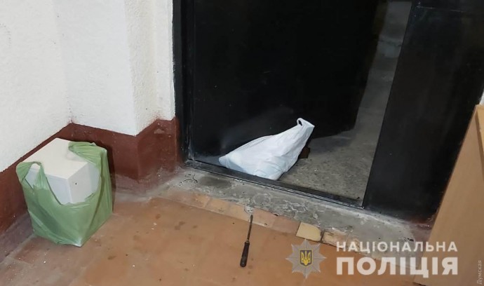 Поймали на горячем: в Одессе задержали подозреваемых в квартирной краже