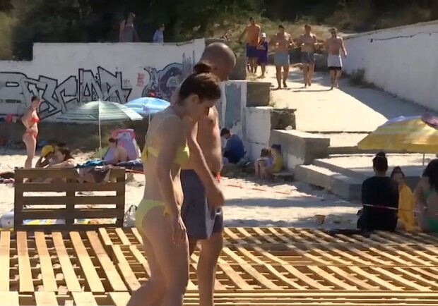 Скандал: на открытом пляже в Одессе ставят деревянный настил для гольфа