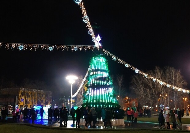 
В двух городах Одесской области отказались от новогодних елок и иллюминации на улицах

