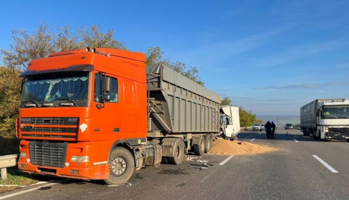 Полицейские устанавливают обстоятельства смертельного ДТП на автодороге Киев-Одесса с участием двух грузовых автомобилей