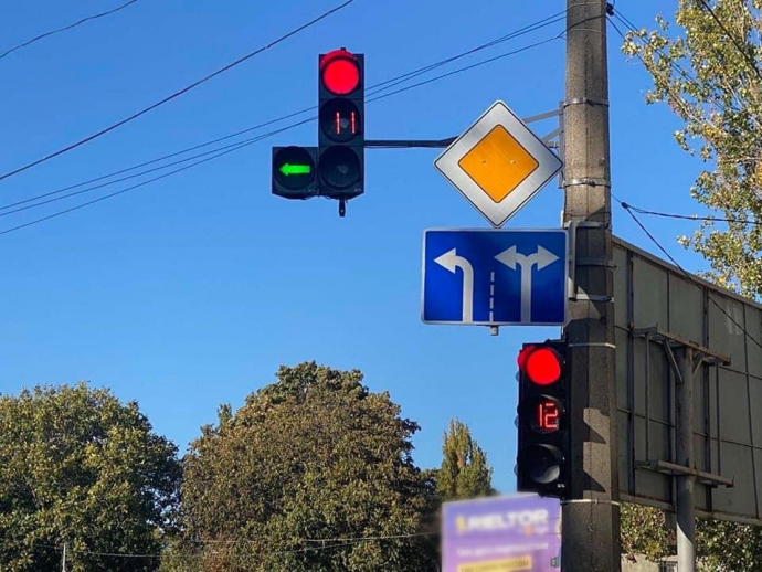 На перекрестке улиц Генерала Петрова и Радостной модернизирован светофор.