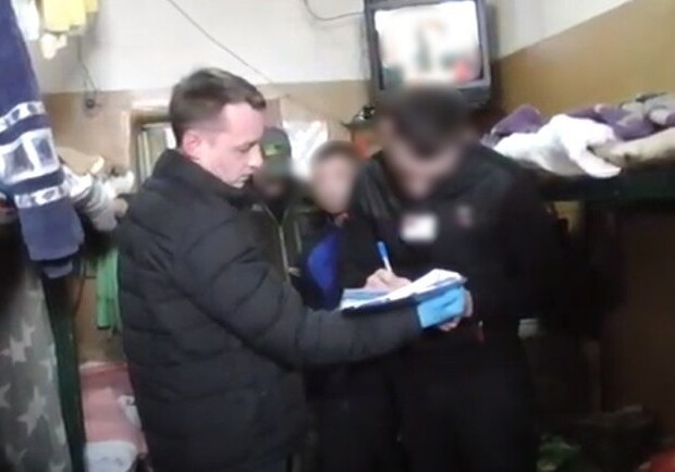 В Одессе заключенный продавал оружие прямо из СИЗО