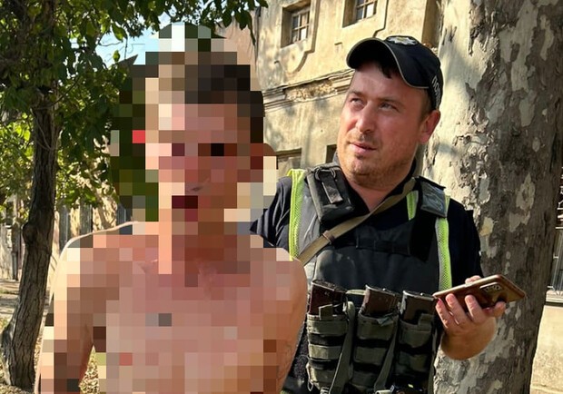 Один с пистолетом, другой с ножом: в Одессе задержали неадекватов