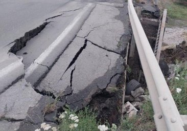 В Одесской области из-за непогоды обрушилась часть моста