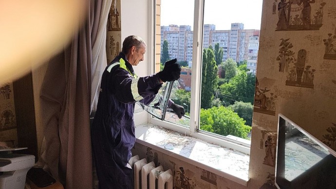 Одесские коммунальщики продолжают ликвидацию последствий теракта в жилом доме. ФОТО