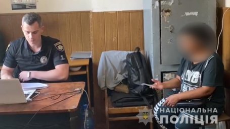 В Одессе полицейские задержали 45-летнюю «гадалку», которая жульничала с молодой горожанкой (ВИДЕО)