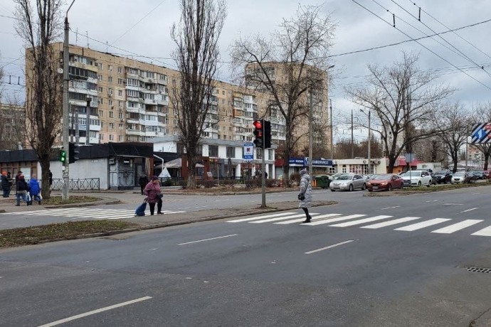 Специалисты одесского СМЭП обновляют разметку на пешеходных переходах.