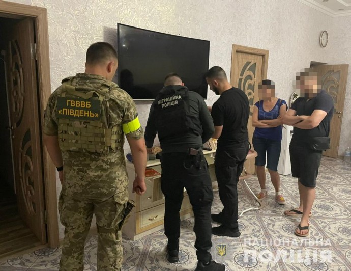 Правоохранители задержали жительницу Одессы, которая зарабатывала на приемном сыне и призывниках