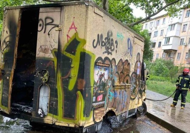В Одессе горел заброшенный микроавтобус, в котором находился мужчина