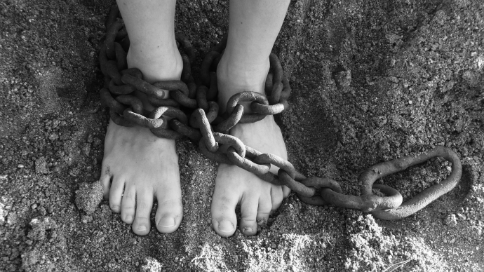 Наказывал за непослушание: в Одесской области дядя держал семилетнего племянника на цепи