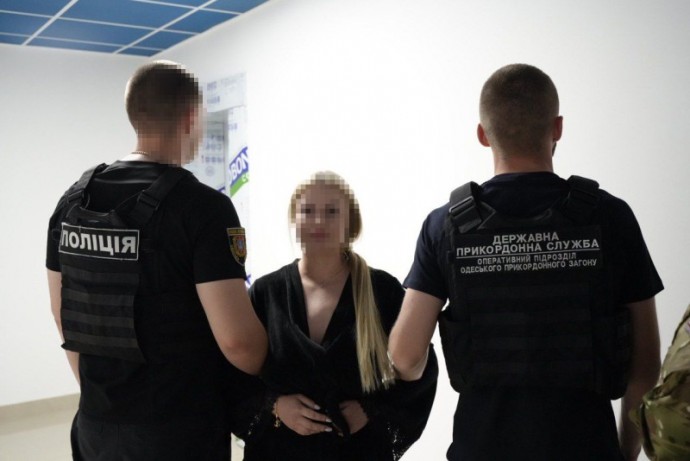 Правоохранители задержали женщину, которая вербовала одесситок для занятия проституцией за границей.