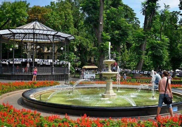В Одессе мужчина решил искупаться в фонтане Горсада и повредил его