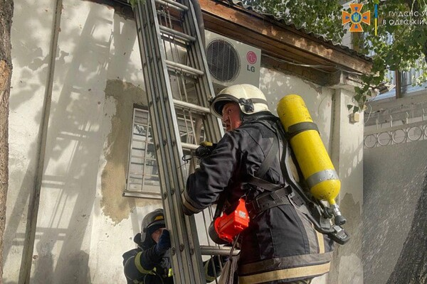 ​В Одессе на улице Атамана Чепиги произошел пожар в одноэтажном здании.