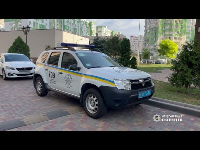 Щоб вивезти з України військовзобов’язаних, жителька Одеси видавала їх за опікунів свого сина