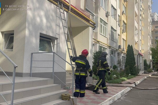 Резонансный пожар произошел в Одессе на улице Солнечной, в десятиэтажке.