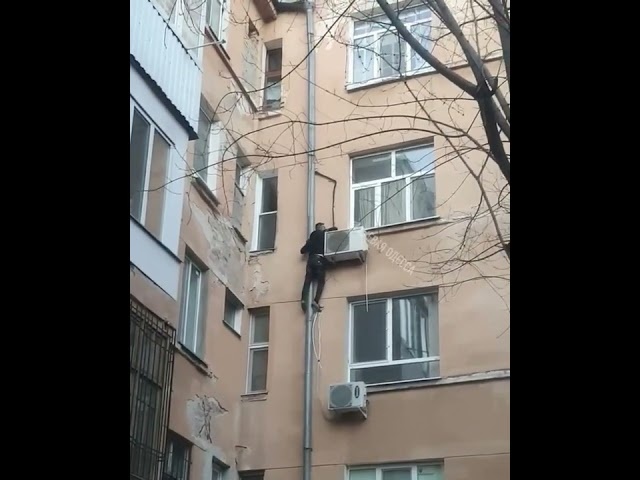 В центре Одессы спасатели сняли с трубы неадеквата